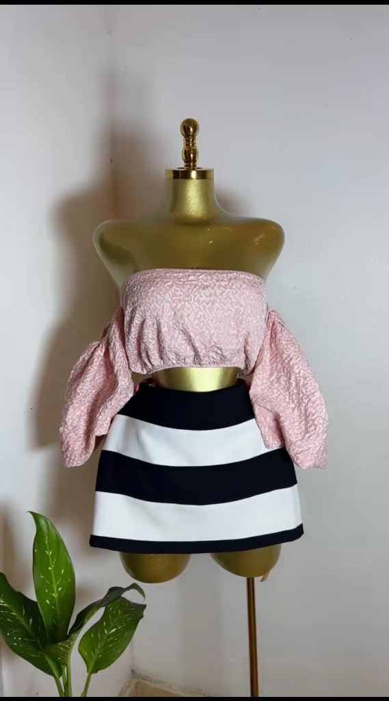 Black and white mini Zara woman skirt and a puff hand crop top